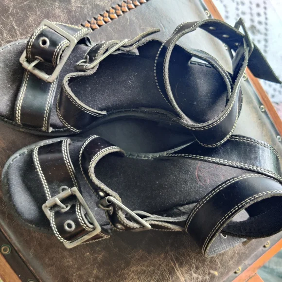 Black Leather Fluevog Sandals Size 6 - Picture 2 of 5